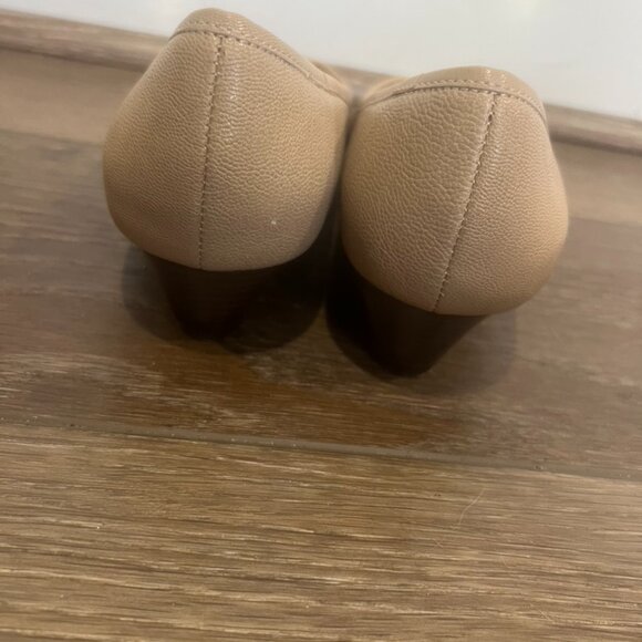 Michael Kors Beverly Demi-Wedge Leather Peep Toe Shoe Womens Sz 8, Nude, Gold - Picture 6 of 13